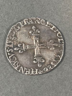 Gros plan sur une pièce d'argent portant une croix