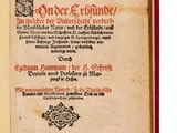 un vieux livre à la couverture rouge posé sur une table