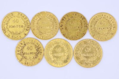 six types différents de pièces d'or sur une surface blanche