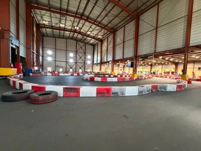 une image représentant un circuit de course à l'intérieur d'un bâtiment