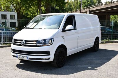 une camionnette blanche garée dans un parking
