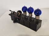 une image représentant trois ampoules bleues posées sur un bloc noir