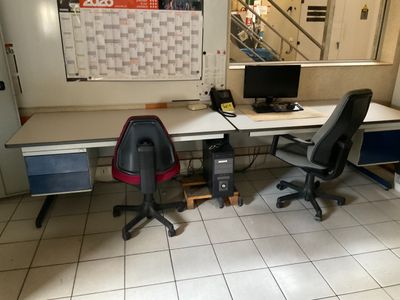 un bureau avec une chaise et un ordinateur dessus