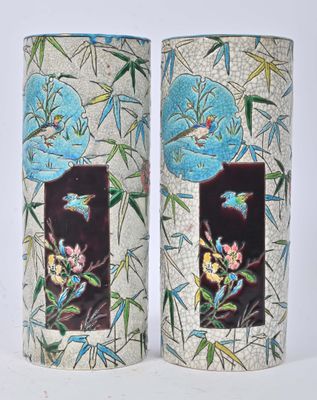 deux vases ornés de fleurs et d'oiseaux