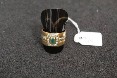 une bague en or sertie d'une pierre verte, avec une étiquette de prix