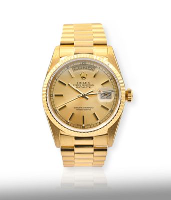 une montre Rolex en or avec des chiffres romains sur le cadran