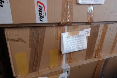 une pile de boîtes empilées les unes sur les autres