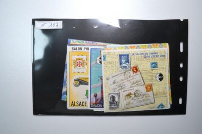 une photo d'un dossier noir sur lequel figure l'image d'un avion