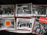 beaucoup de photos en noir et blanc posées sur une table