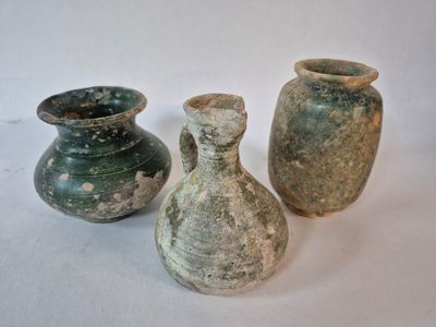 Deux vases et une verseuse avec traces d'engobe verte, dans …