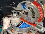 une scie circulaire posée sur une boîte dans un magasin