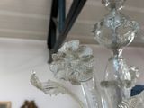 un vase en verre contenant une fleur