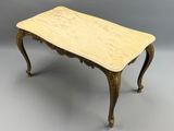 une petite table au plateau en marbre posée sur un support gris