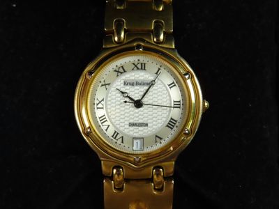 un gros plan d'une montre en or avec des chiffres romains