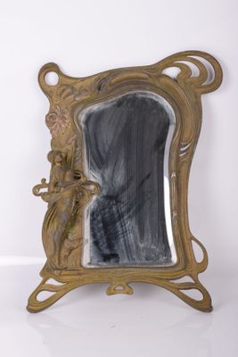 un miroir posé sur une surface blanche