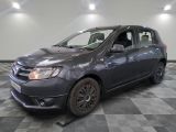 la voiture grise est garée sur un sol en damier dans le garage