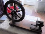 une machine à filer posée sur une table
