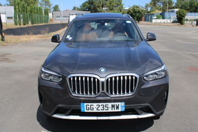 l'avant d'un SUV BMW noir garé sur un parking