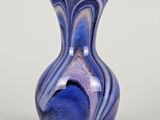 un vase bleu posé sur une table