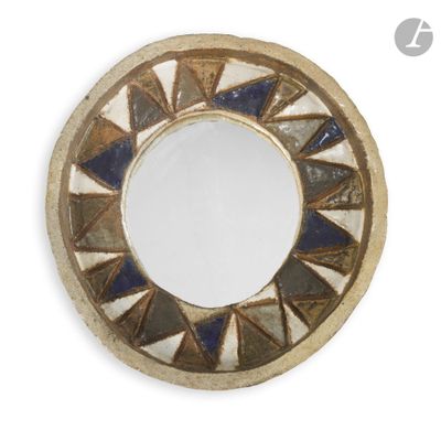 un petit miroir rond orné d'un motif bleu et blanc