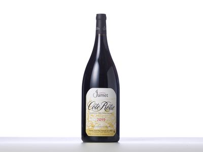 une bouteille de vin posée sur une table