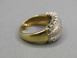 l'image d'une bague en or ornée de diamants