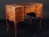 un vieux bureau en bois avec des tiroirs et des tiroirs sur le dessus