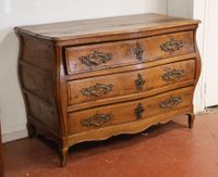 Commode tombeau en noyer mouluré sur bâti sapin ouvrant par … (photo 3)