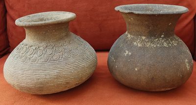 Deux cruches à lait NEPAL hauteur environ 16cm diamètre envi…