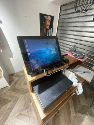 un ordinateur portable posé sur un bureau en bois dans une pièce