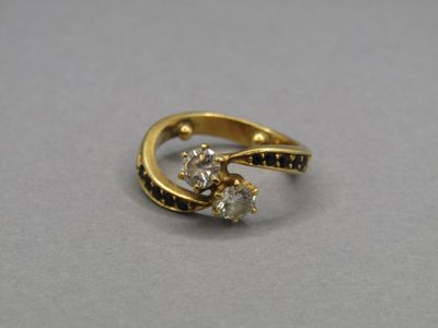 une image représentant une bague en or sertie de trois diamants