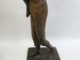 statue en bronze d'une femme tenant un panier de fleurs