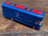 un petit bus en bois posé sur une table en bois