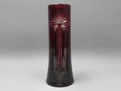 un vase rouge orné d'un motif en forme d'étoile