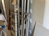 une pièce dans laquelle se trouvent une échelle et quelques tuyaux