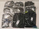 Plusieurs paires de vêtements pour hommes sont emballées dans des sacs en plastique
