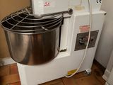 une photo d'une cuisine avec un mixeur et une machine à laver