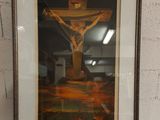 tableau représentant un crucifix accroché au mur d'une pièce