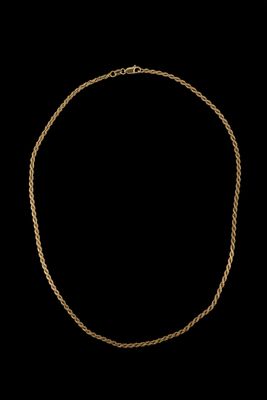 un collier en or sur fond noir