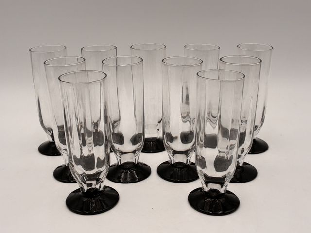 DAUM Nancy – Suite de 11 verres en cristal, pieds noircis