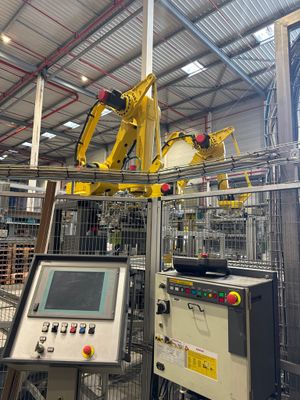 une machine qui fonctionne à l'intérieur d'une usine