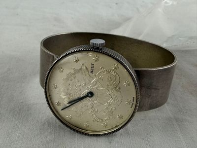 une montre-bracelet en argent ornée d'un motif floral