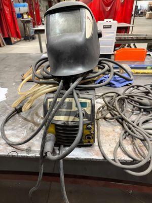 une photo d'un casque de soudage posé sur une table