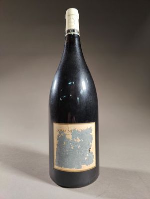 une image représentant une bouteille de vin posée sur une table