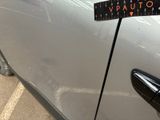 a sticker that says vauto on the side of a car