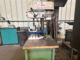 une machine qui se trouve à l'intérieur d'un bâtiment