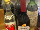 Plusieurs bouteilles de vin sont posées sur une table dans une pièce.