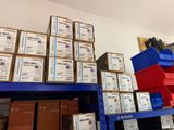 de nombreux cartons sur les étagères de l'entrepôt
