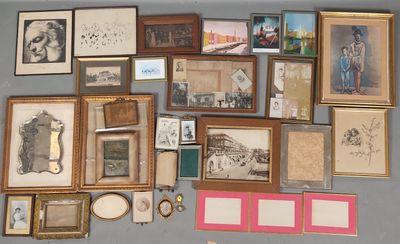 de nombreuses photos encadrées sur le mur de cette pièce