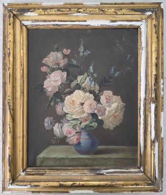 tableau représentant des fleurs dans un vase posé sur une table, dans un cadre doré